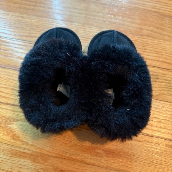 Cat & Jack Black Toddler Girl Moccasins with Faux Fur. Size 6 - Picture 3 of 4